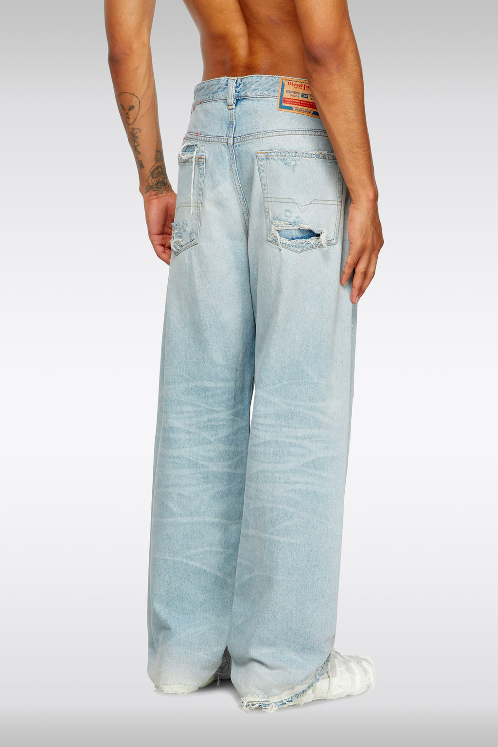 alt-image__Jeans-baggy-5-tasche-in-denim-stonewashed-blu-chiaro-con-rotture---2001-D-Macro