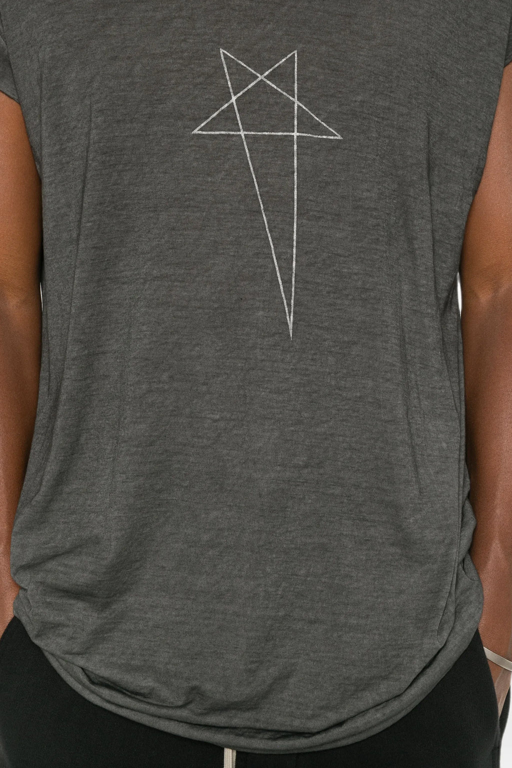 alt-image__T-shirt-smanicata-nera-in-cotone-lavato-con-stampa-pentagram---Rick-S-Jumbo-SL-T