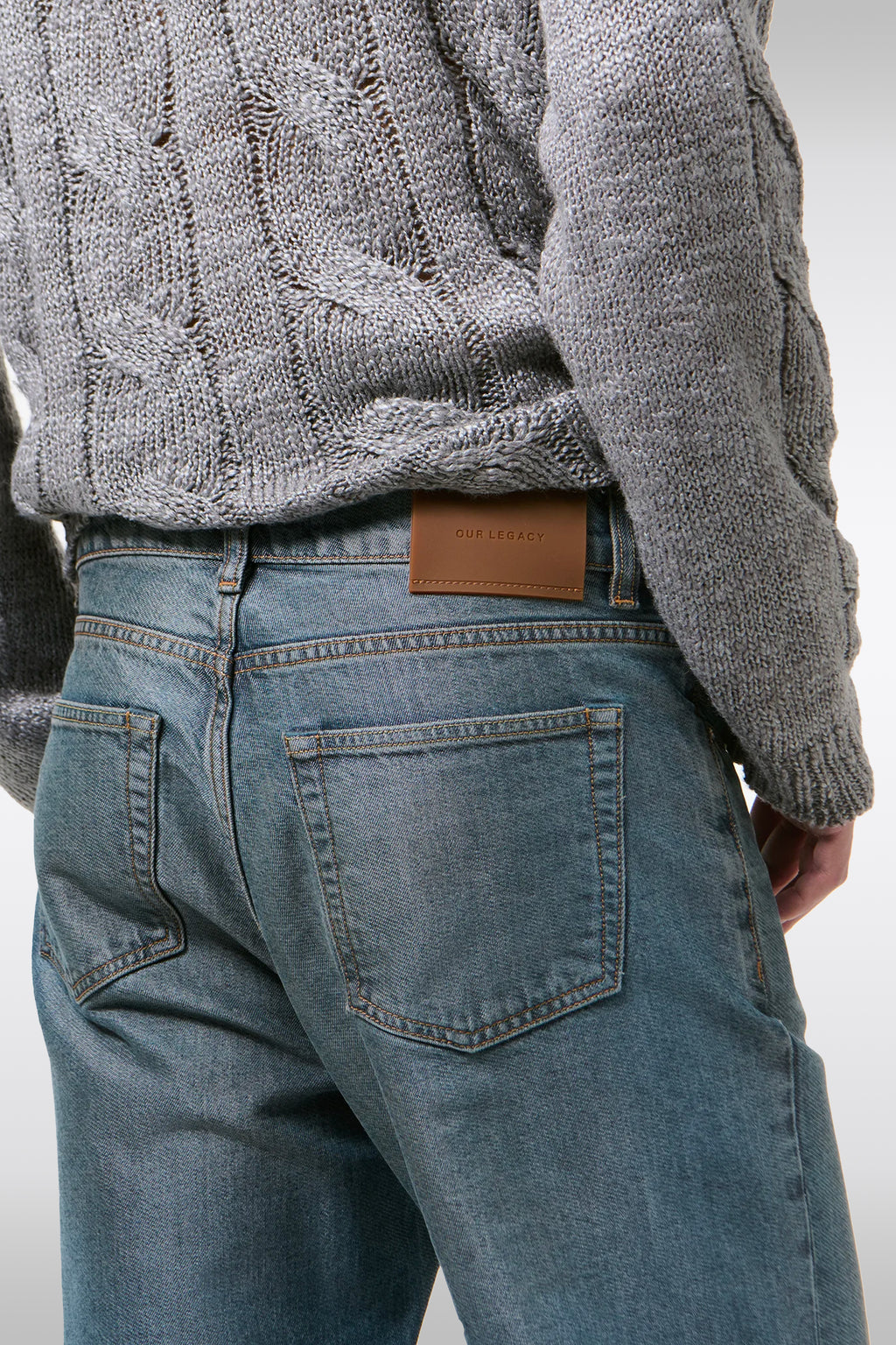 alt-image__Jeans-5-tasche-in-denim-blu-medio-stonewashed-con-gamba-svasata---Carlson-Cut