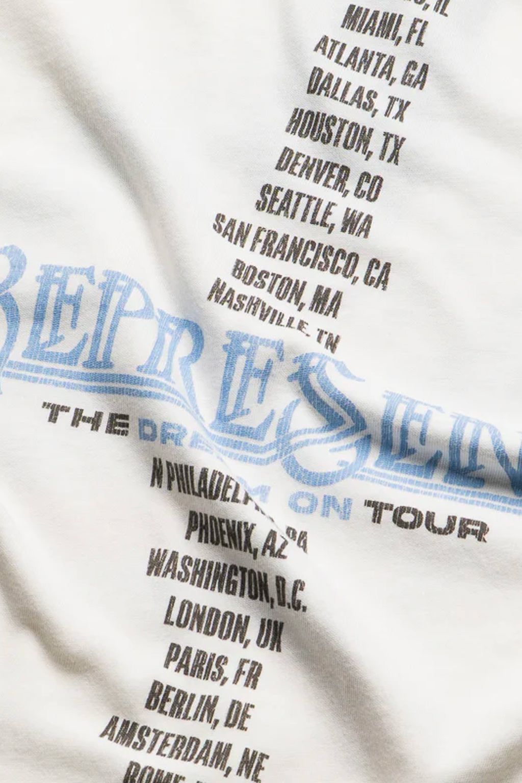 alt-image__T-shirt-bianca-in-cotone-con-stampa-grafica-frontale-e-sul-rettro---Golden-Tour-T-shirt