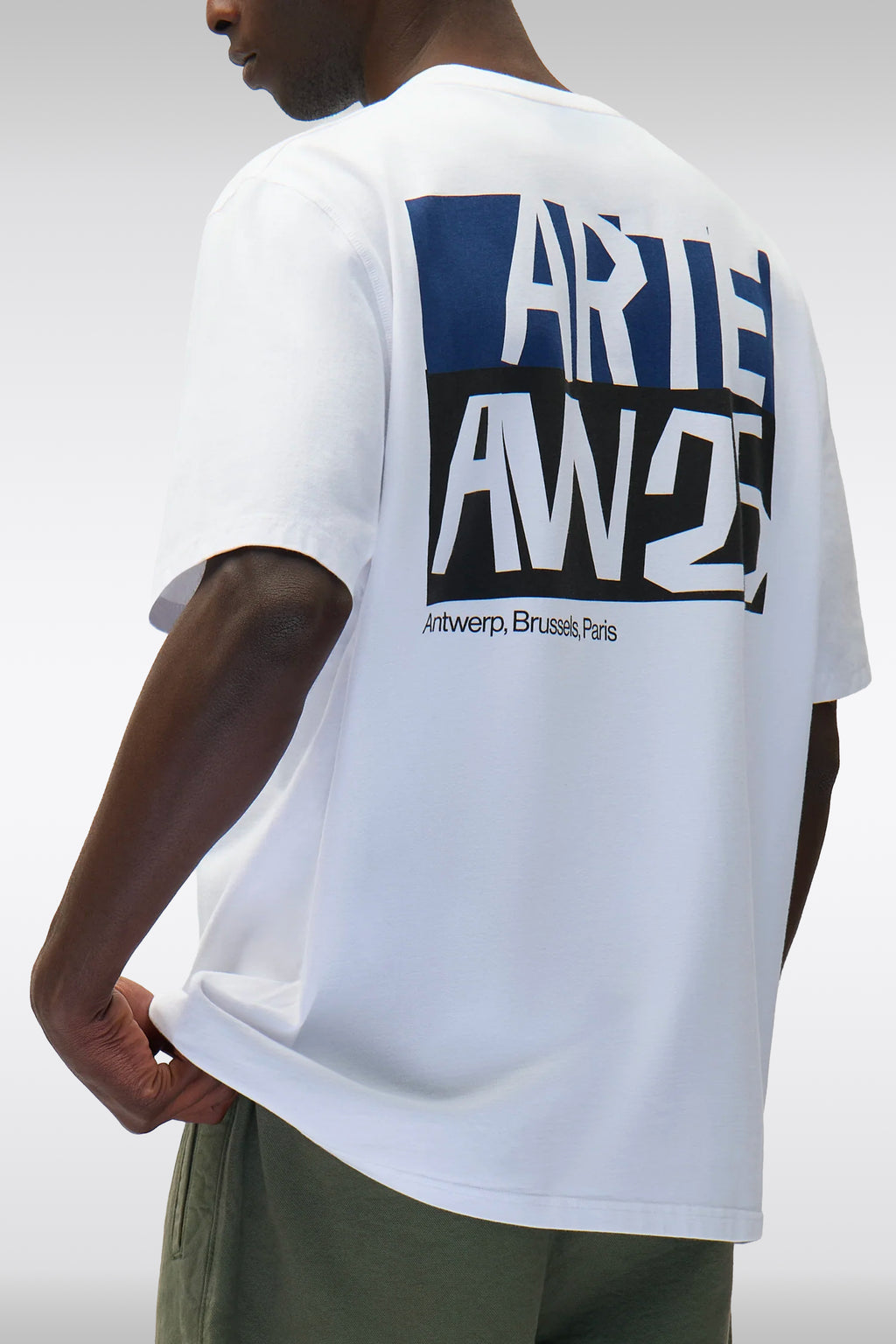 alt-image__T-shirt-bianca-in-cotone-con-logo-grafico-sul-retro---Cut-Out-Print-T-shirt