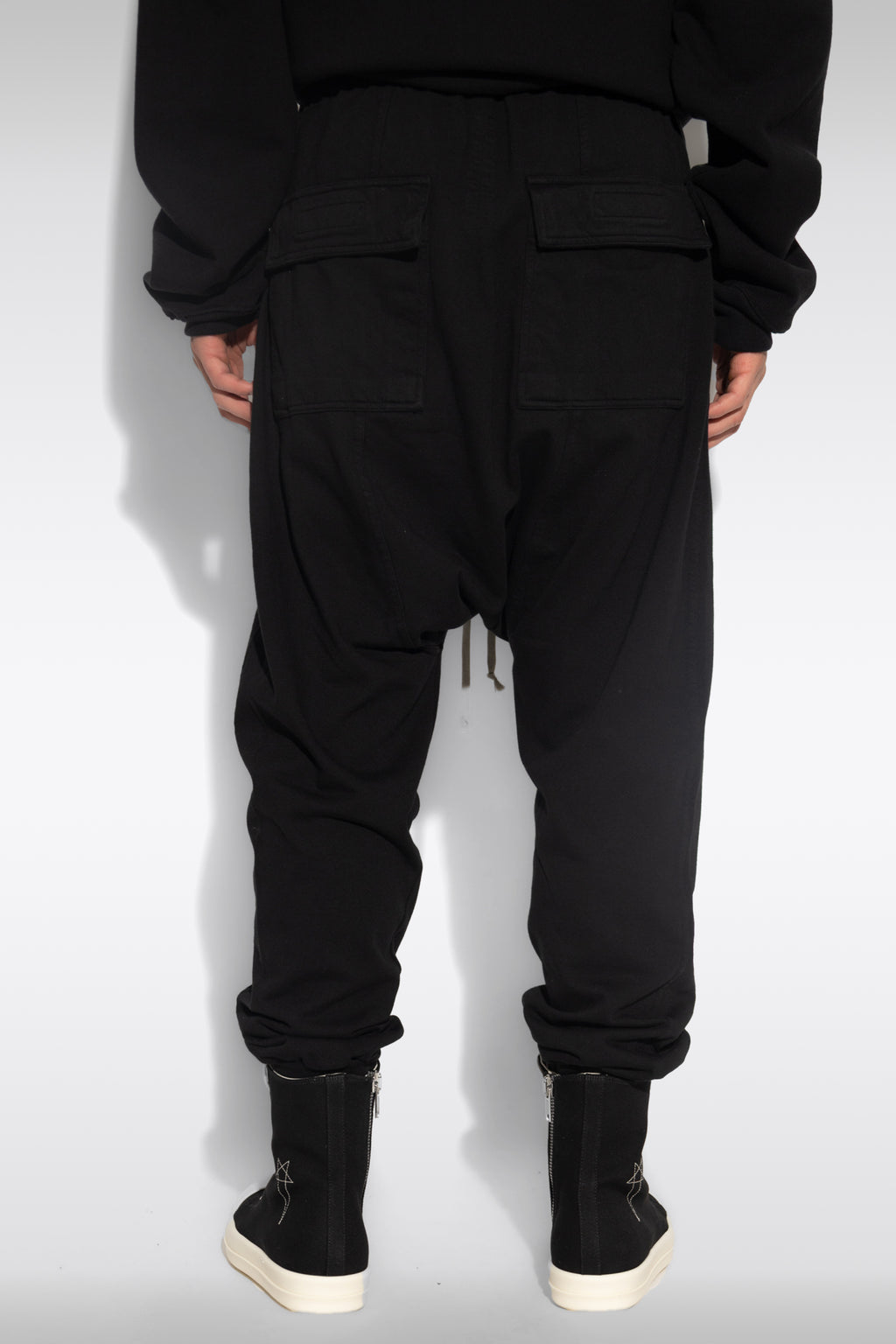 alt-image__Pantalone-nero-in-felpa-con-cavallo-basso---Prisoner-Drawstring