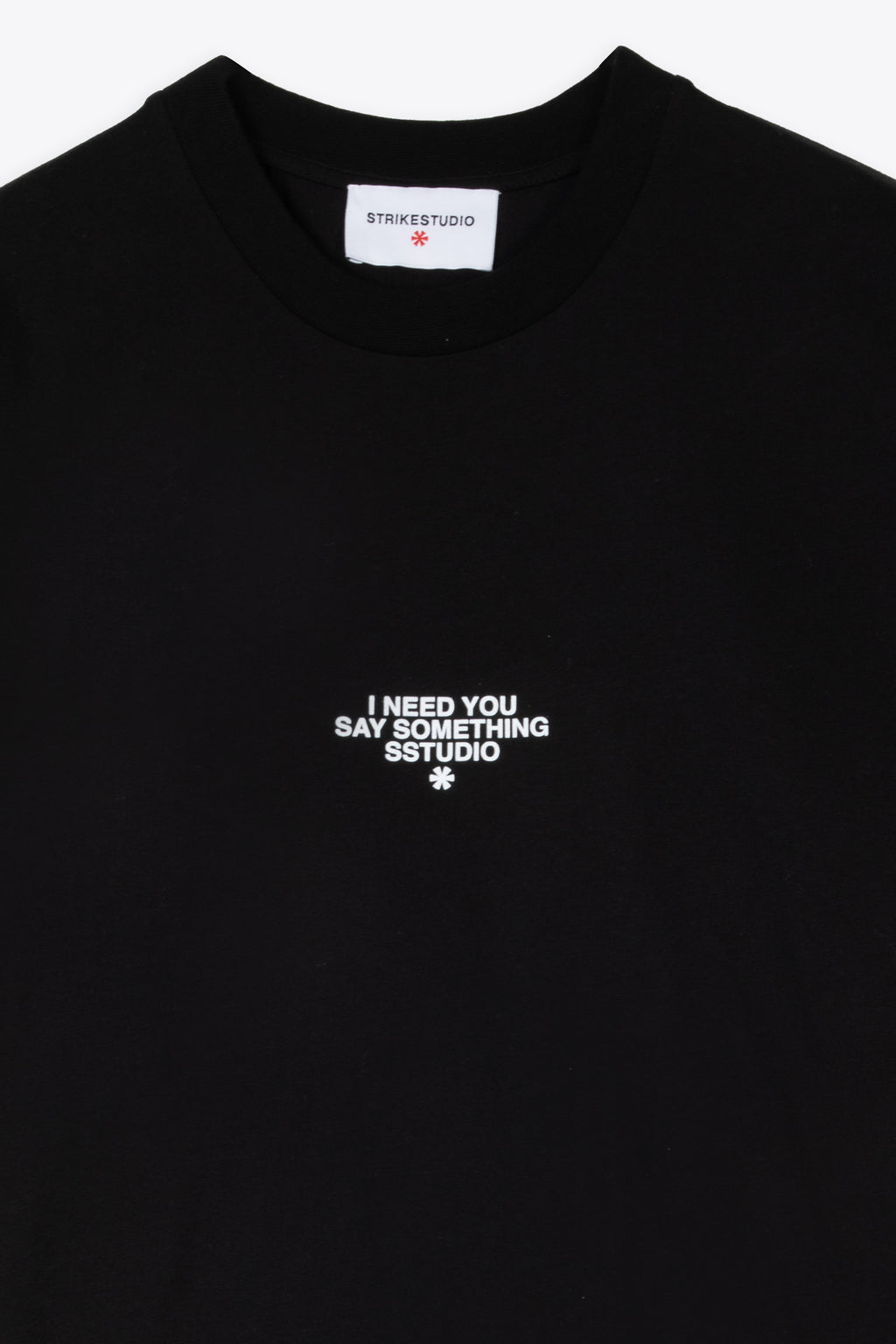 alt-image__T-shirt-nera-in-cotone-con-stampa-slogan-al-petto