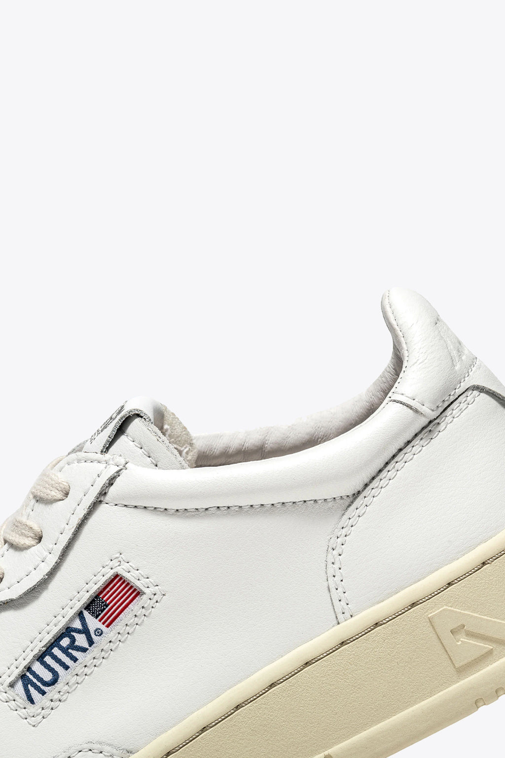alt-image__White-leather-lace-up-low-sneaker-with-logo---Medalist