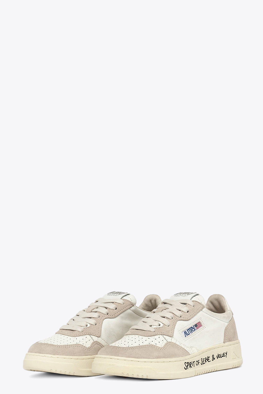 alt-image__White-leather-low-sneaker-with-back-logo-tab---Medalist