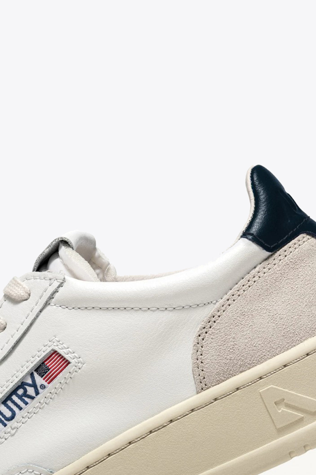 alt-image__White-leather-low-sneaker-with-blu-tab---Medalist