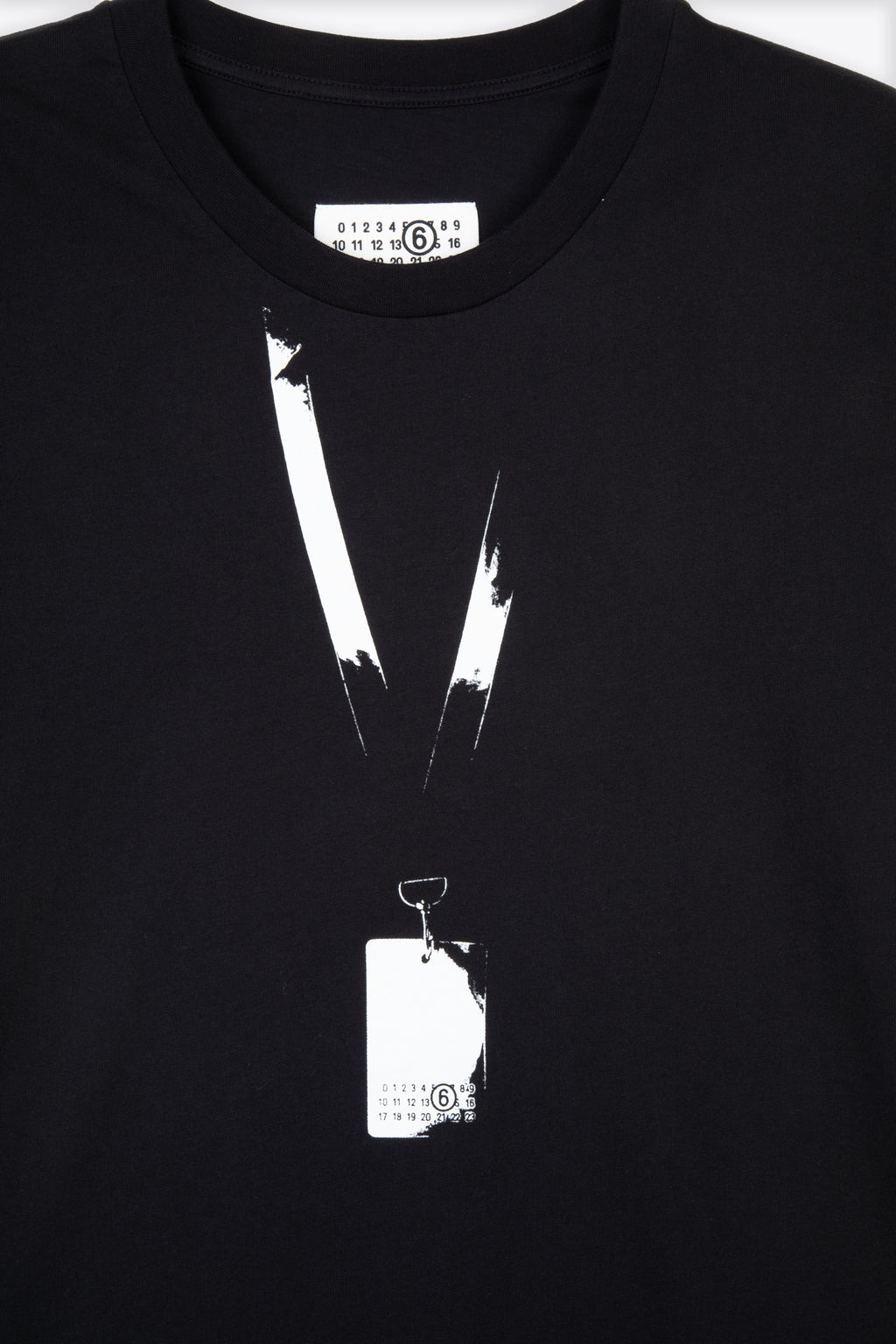 alt-image__T-shirt-nera-con-stampa-grafica-staff-badge