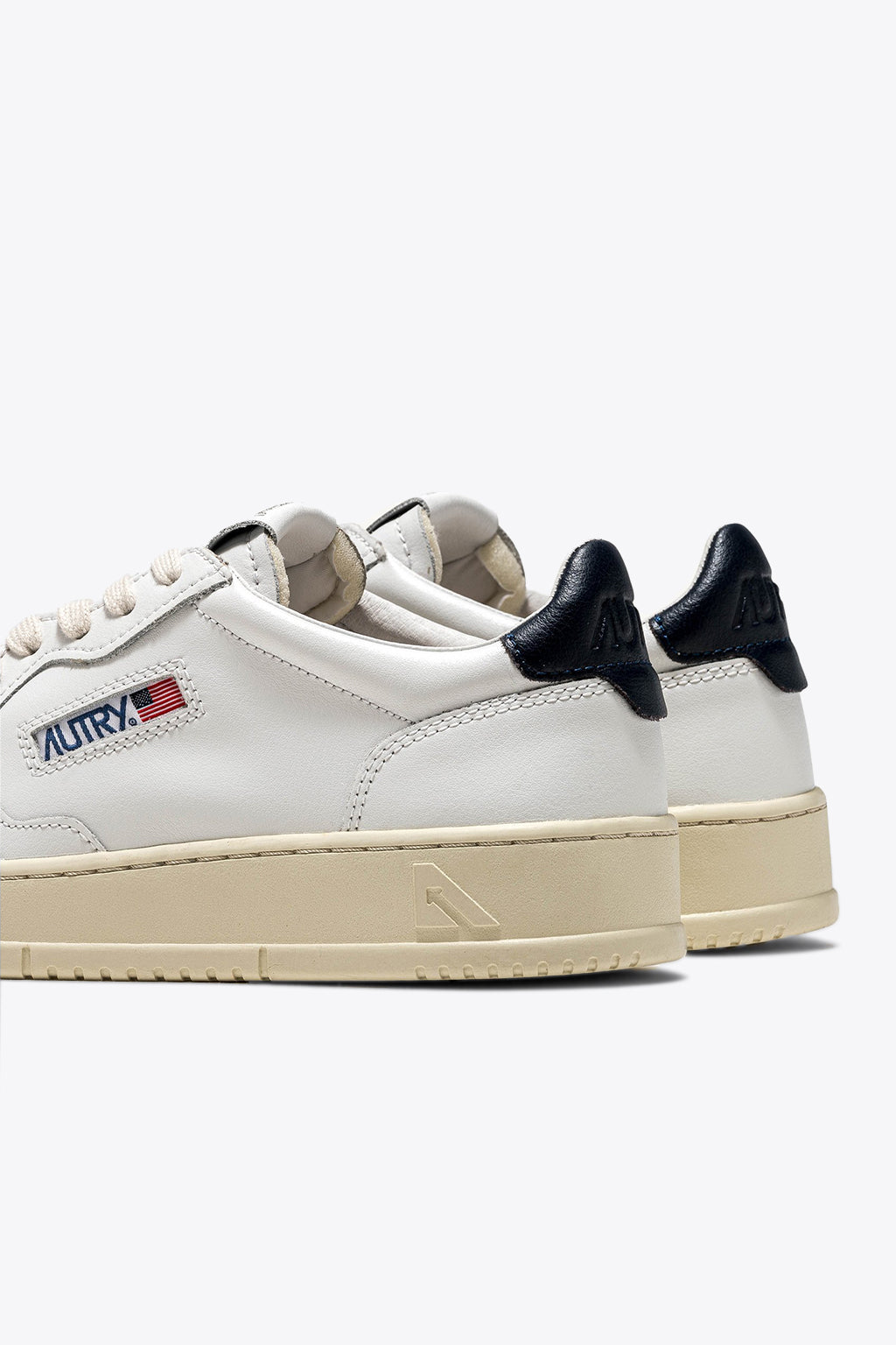 alt-image__White-leather-low-sneaker-with-dark-blue-tab---Medalist
