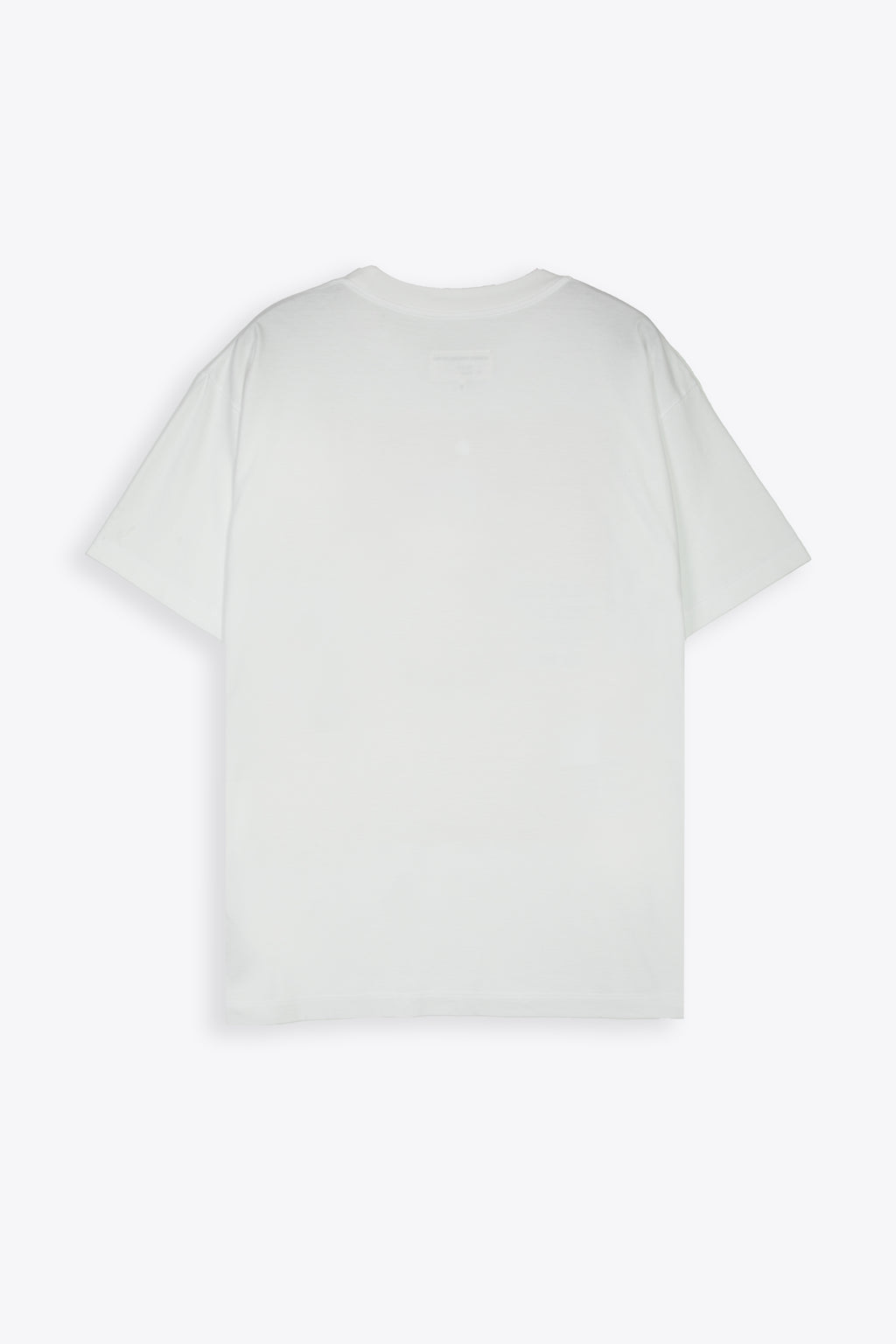 alt-image__T-shirt-bianca-con-invito-per-la-sfilata-Primavera-Estate-2024