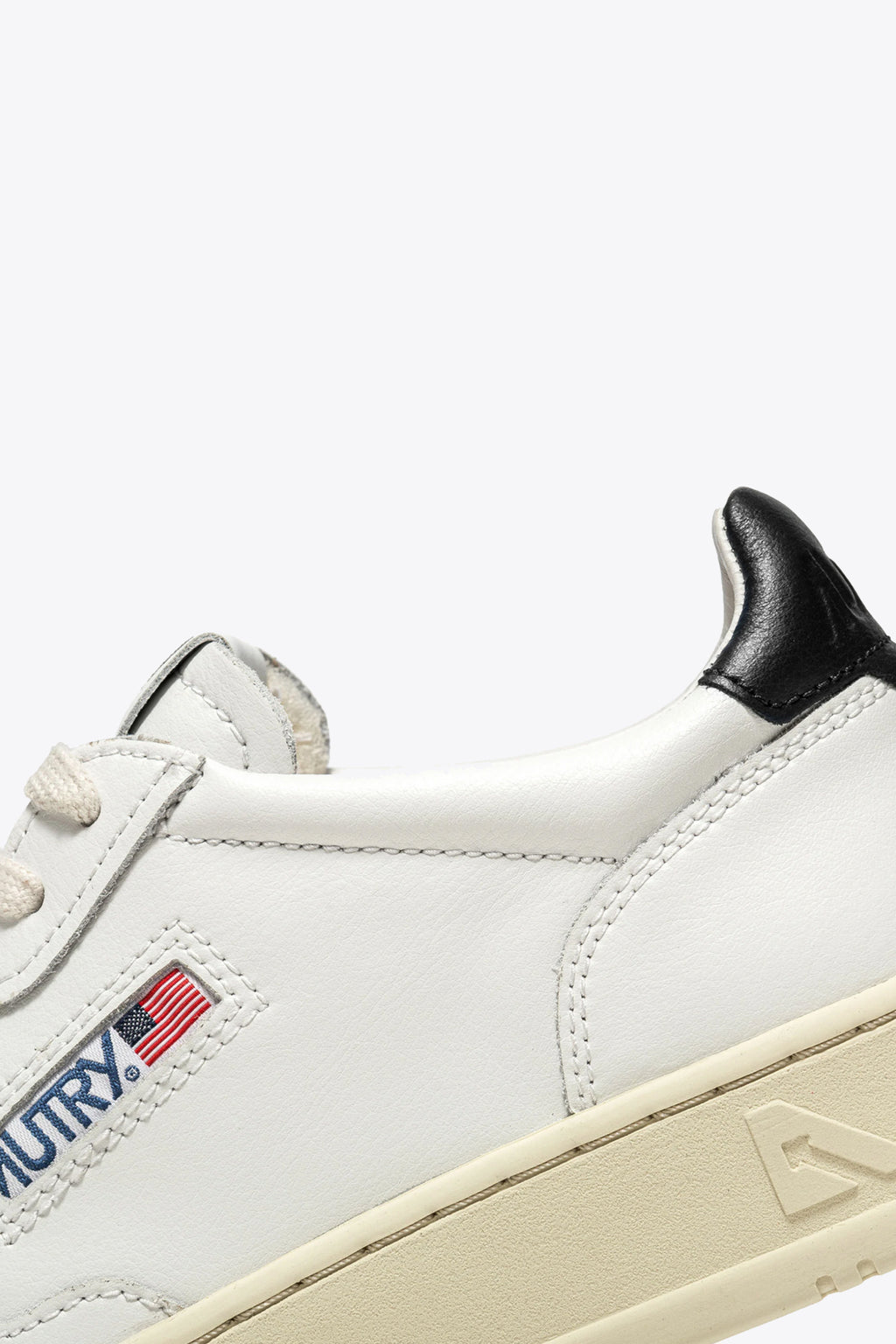 alt-image__White-leather-low-sneaker-with-black-tab---Medalist
