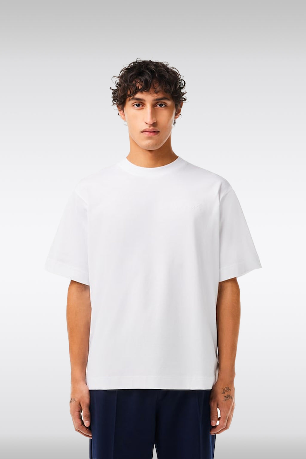 alt-image__T-shirt-bianca-con-logo-ricamato-al-petto