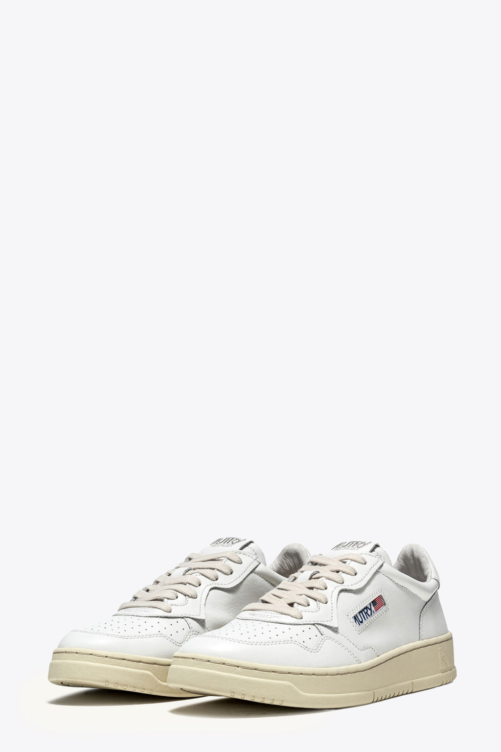 alt-image__White-leather-lace-up-low-sneaker-with-logo---Medalist